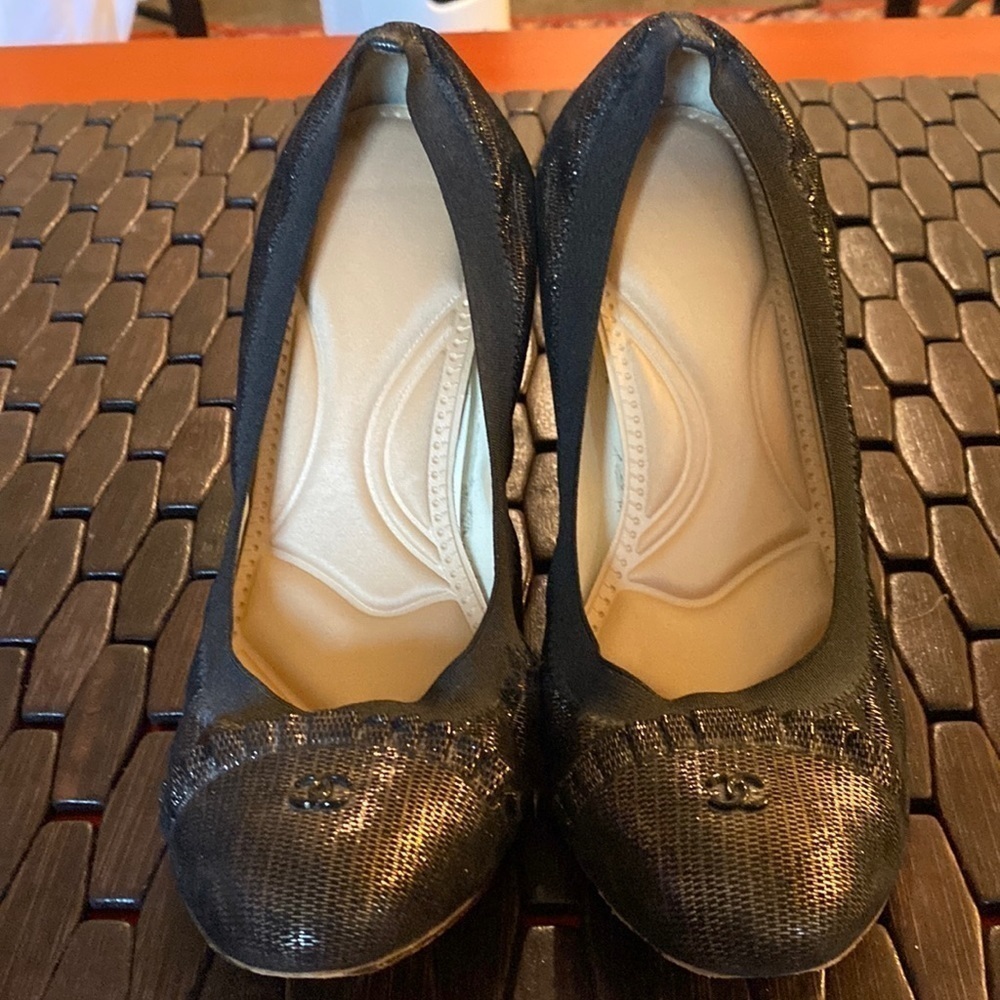 Vintage Chanel logo pumps